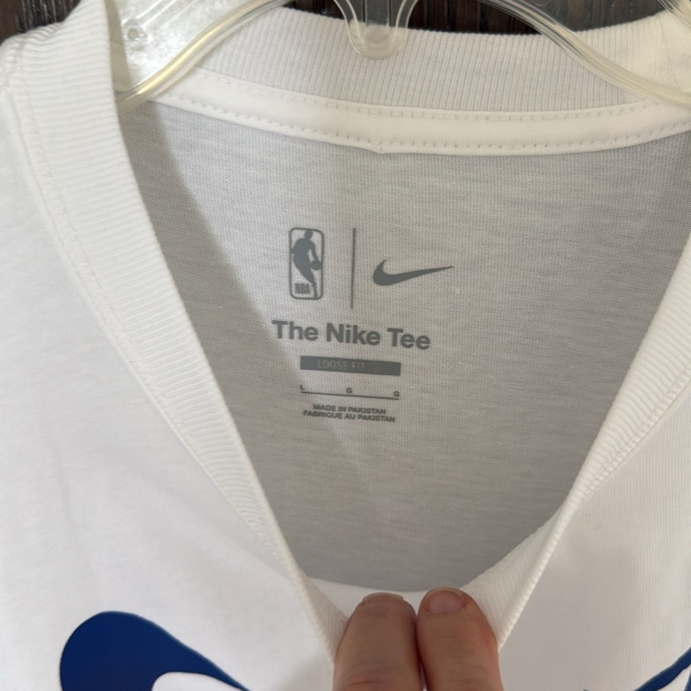 NIKE Philadelphia 76ers Courtside Statement Edition Men's T-Shirt - Loose Fit- L - Picture 5 of 10